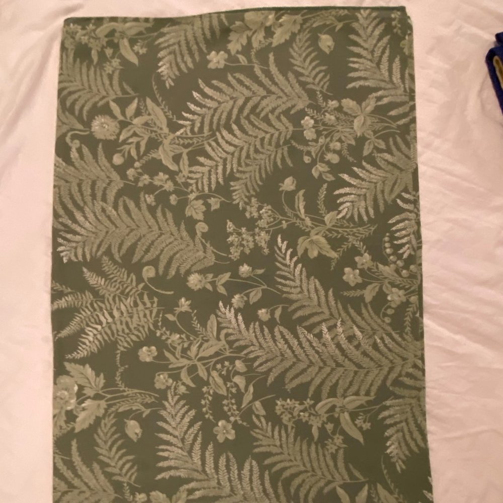 Pretty green cotton fern motif tablecloth